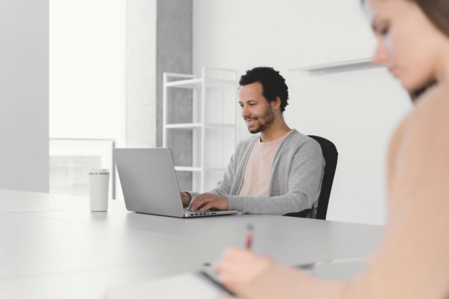 Espace d'apprentissage collaboratif avec participants engagés dans une discussion sur les finances personnelles