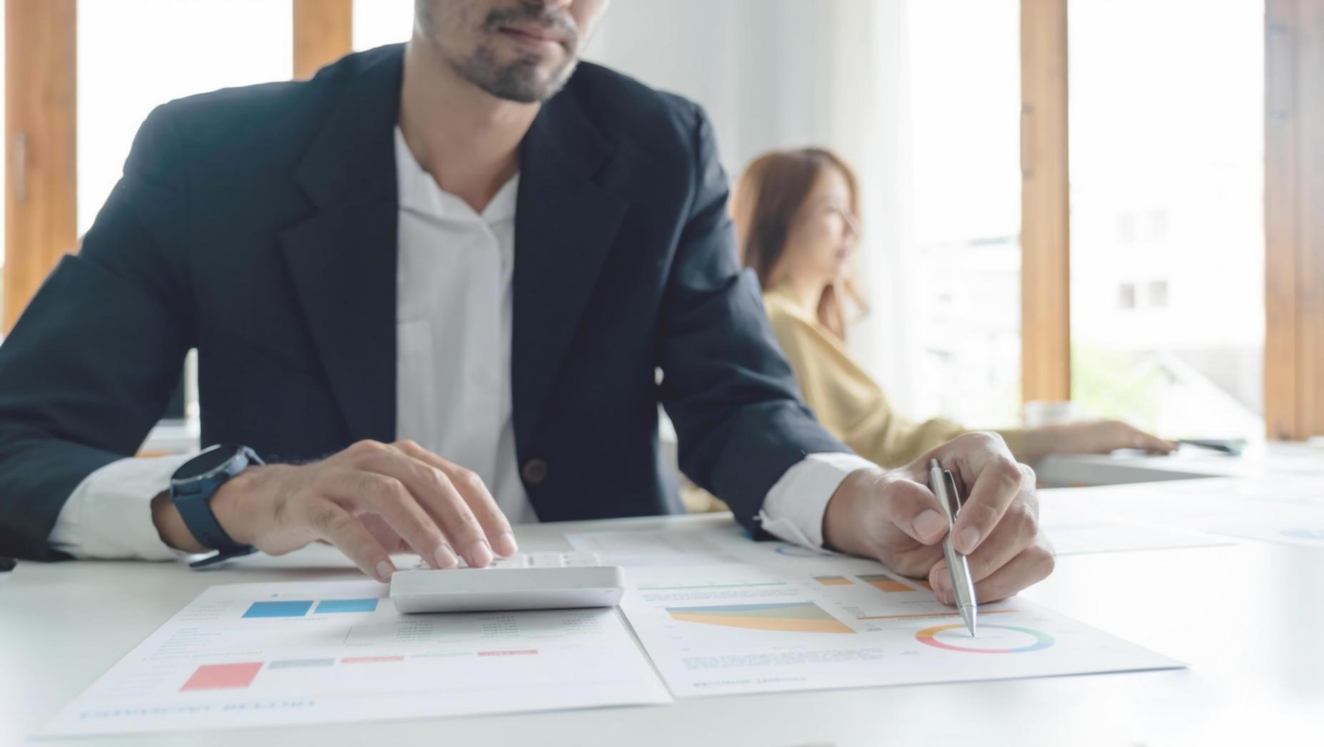 Groupe d'apprenants travaillant sur des exercices pratiques de planification financière